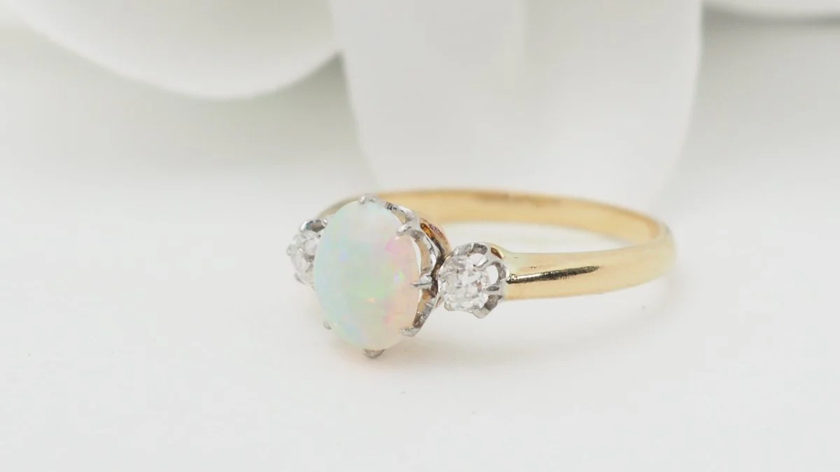 Bague en or jaune opale ovale et diamants - Image 4