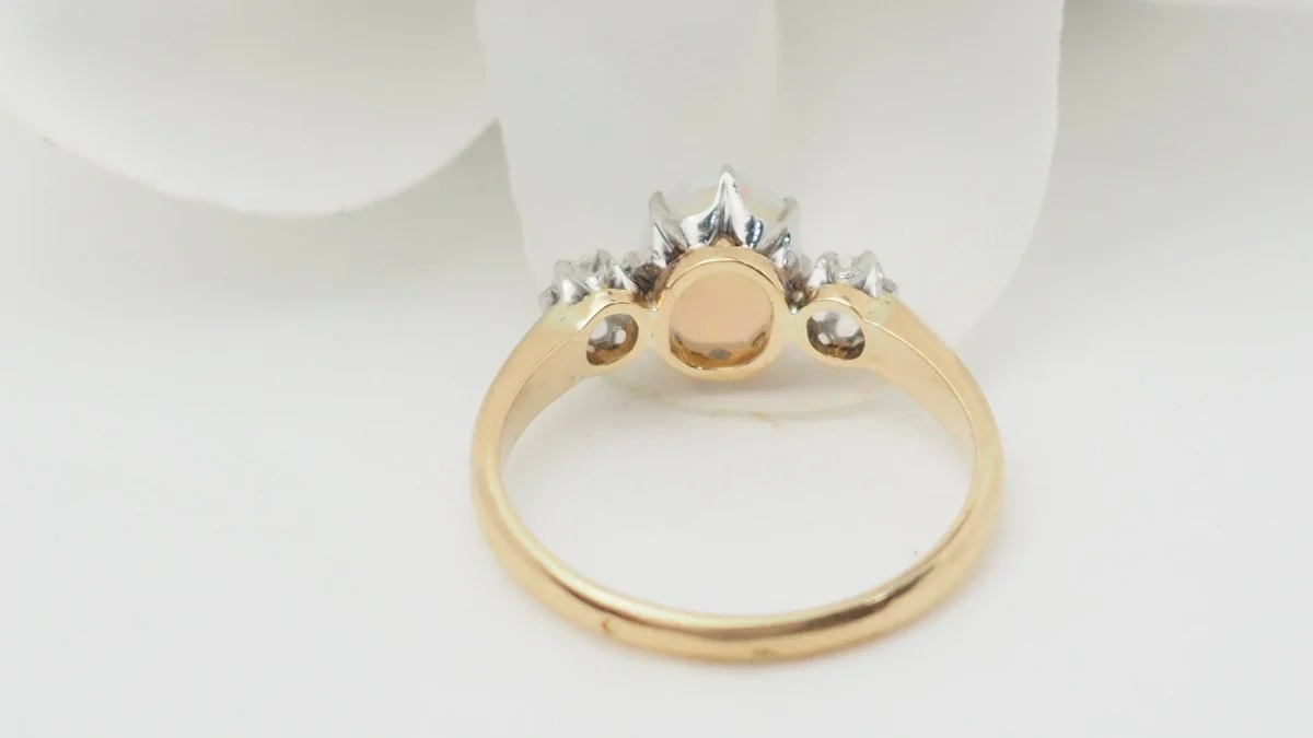 Bague en or jaune opale ovale et diamants - Image 5