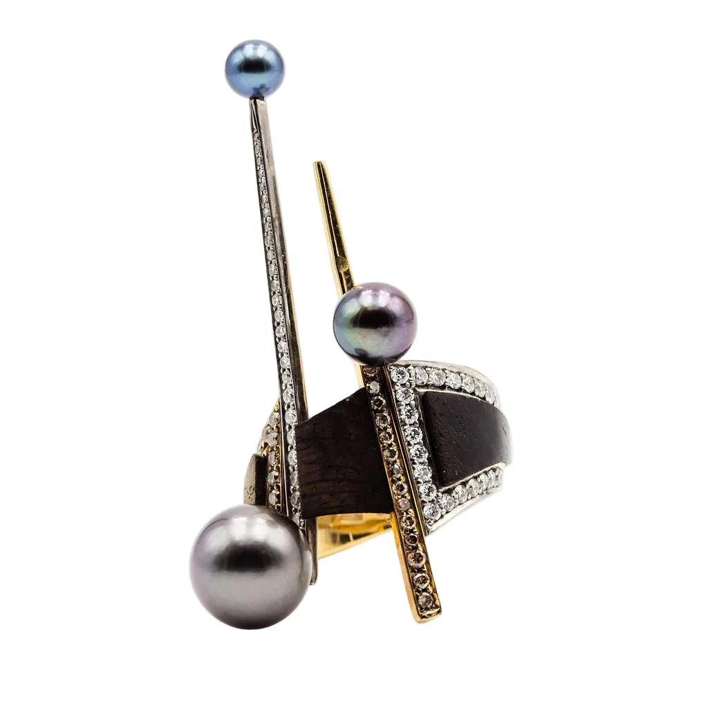 Bague en or jaune, or blanc, perles, essences boisées et diamants