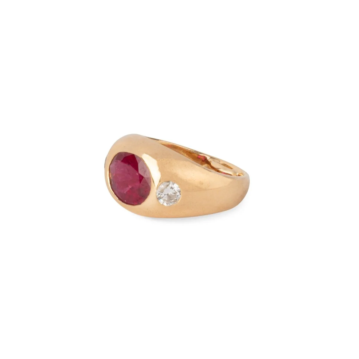 Bague en or jaune ornée d'un rubis épaulé de 2 diamants - Image 2