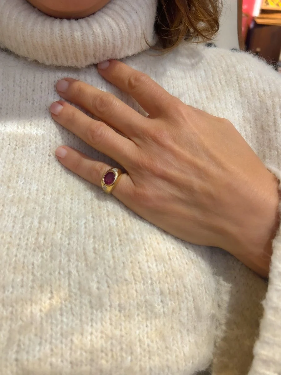 Bague en or jaune ornée d'un rubis épaulé de 2 diamants - Image 8