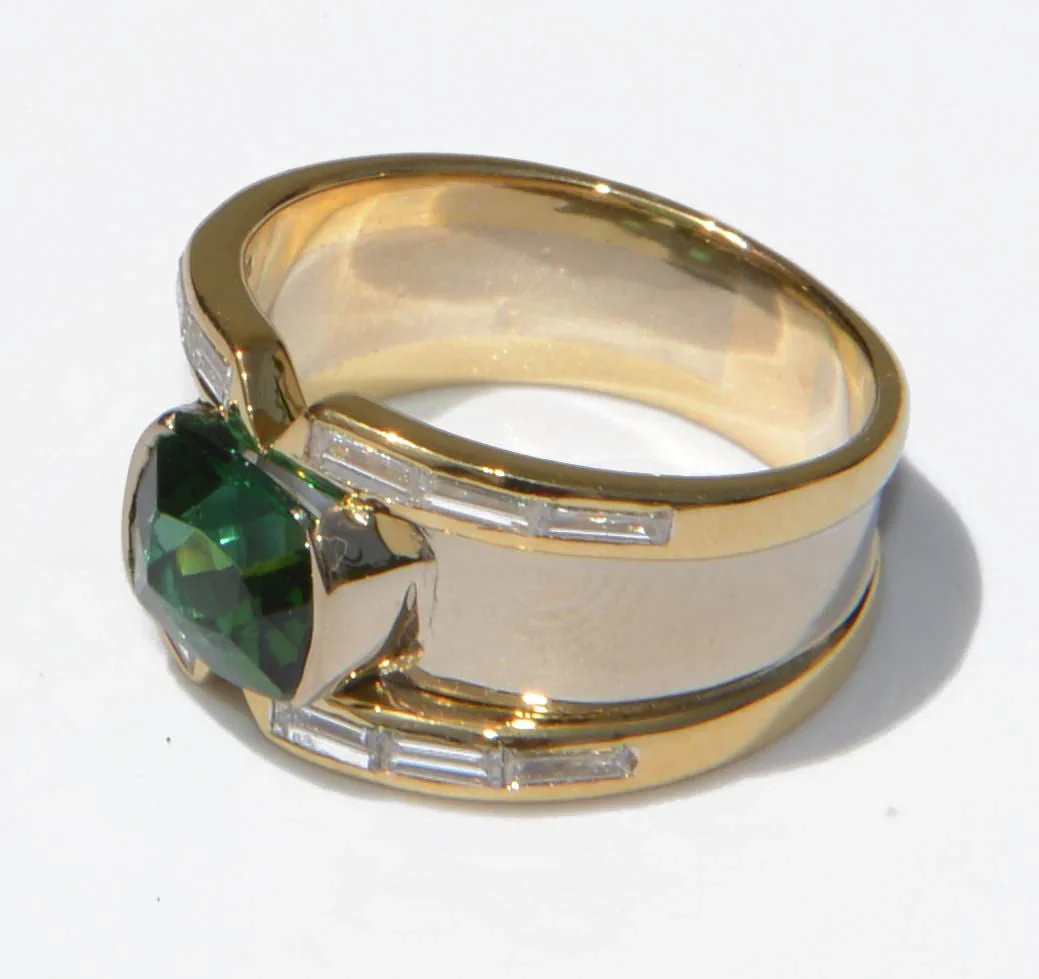 Bague jonc en or jaune ornée d'une Tourmaline sur une descente de diamant baguette - Image 3
