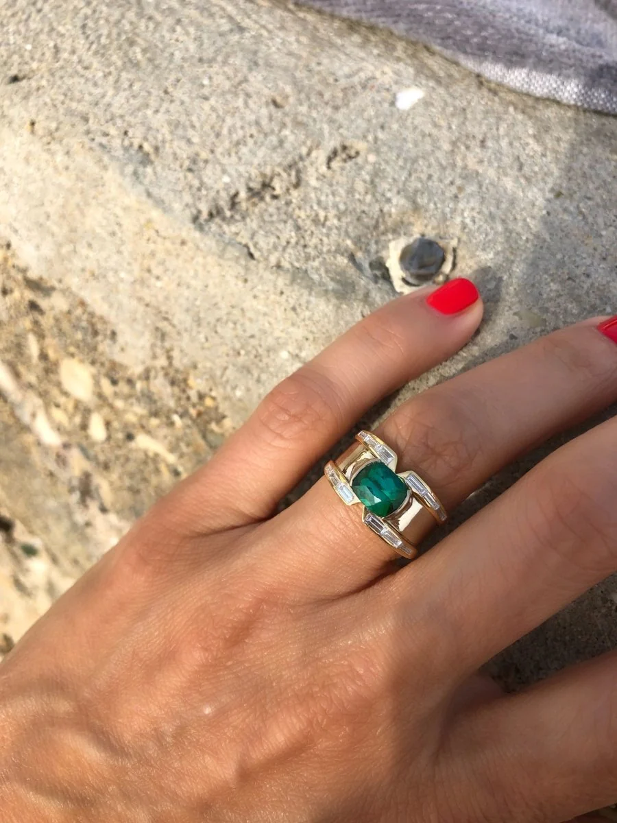 Bague jonc en or jaune ornée d'une Tourmaline sur une descente de diamant baguette - Image 5