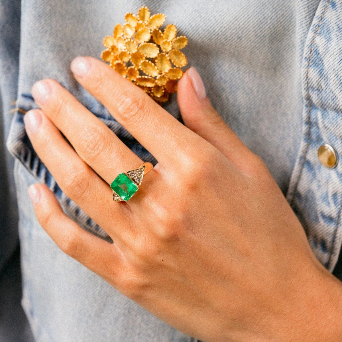 Bague en or jaune, émeraude de Colombie et diamants - Image 2