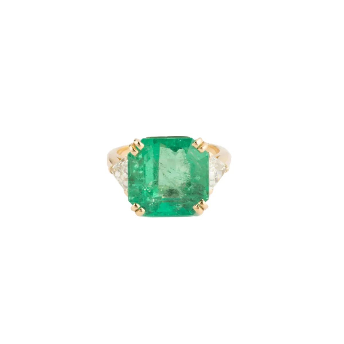 Bague en or jaune ornée d'une émeraude taille émeraude épaulé de diamants triangles