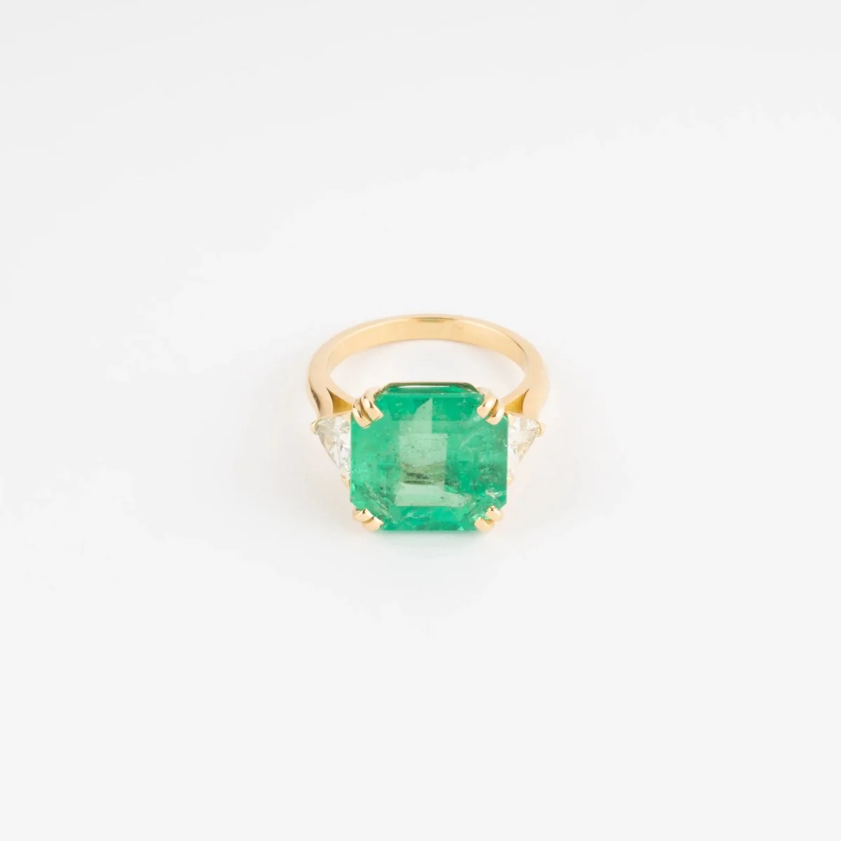 Bague en or jaune ornée d'une émeraude taille émeraude épaulé de diamants triangles - Image 2