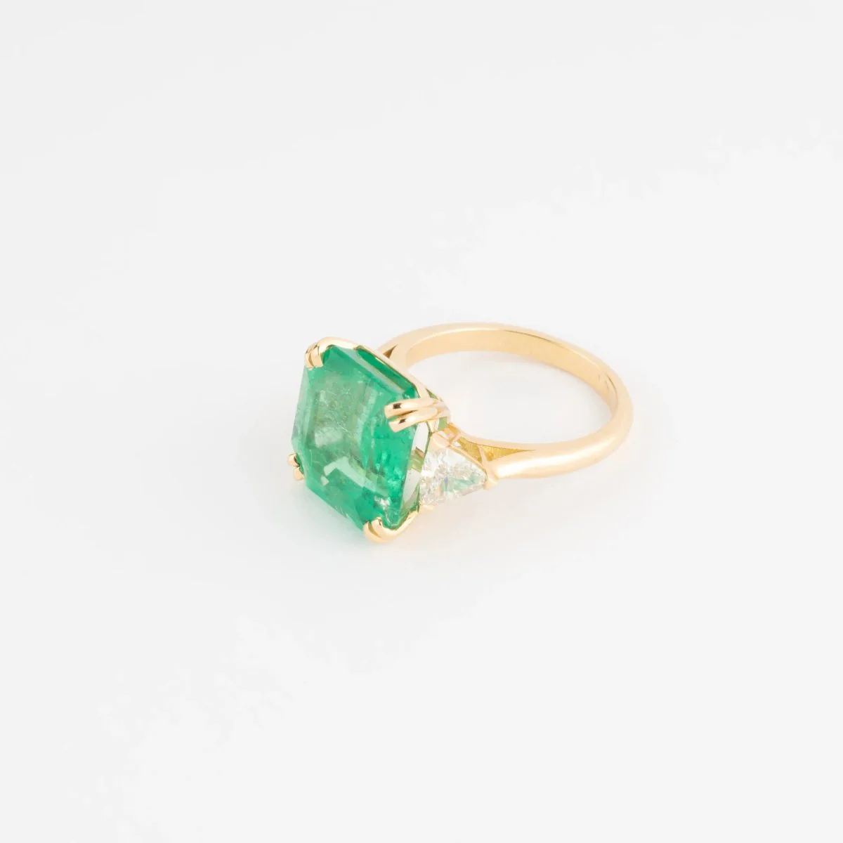 Bague en or jaune ornée d'une émeraude taille émeraude épaulé de diamants triangles - Image 3