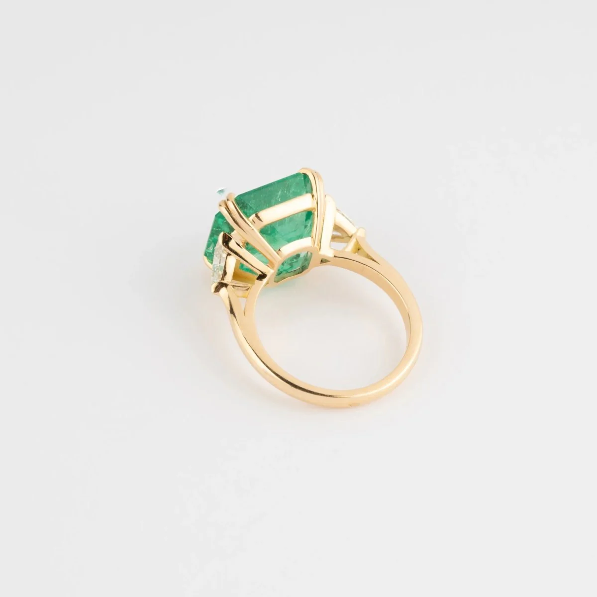 Bague en or jaune ornée d'une émeraude taille émeraude épaulé de diamants triangles - Image 4