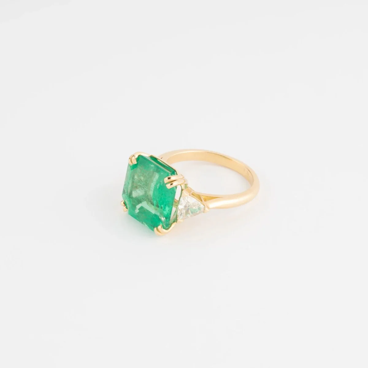 Bague en or jaune ornée d'une émeraude taille émeraude épaulé de diamants triangles - Image 6
