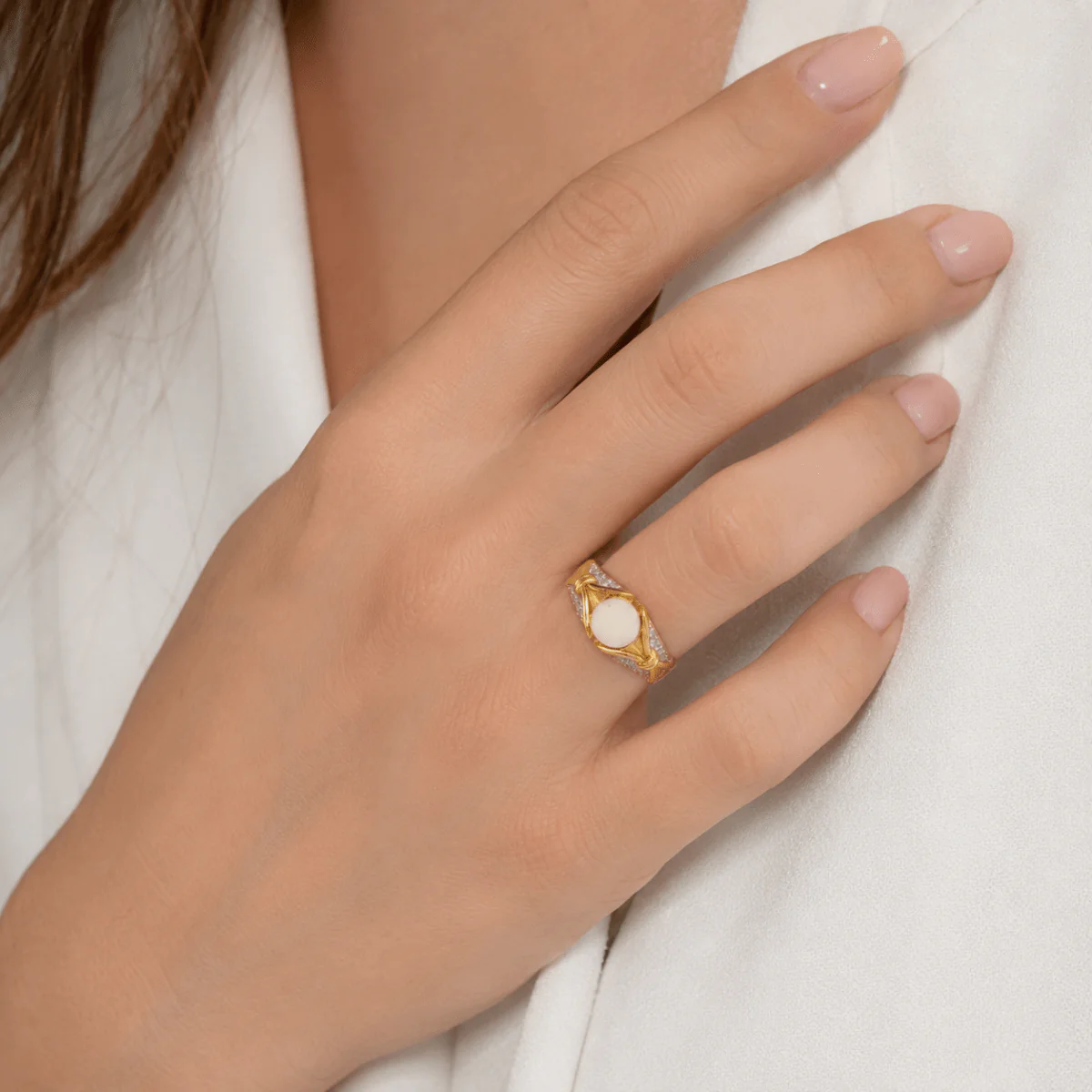 Bague en or jaune, perle et diamants - Image 2