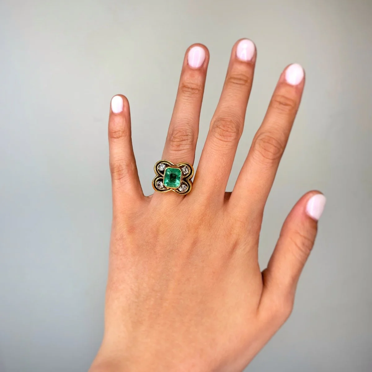 Bague en or jaune, platine, émeraudes et diamants - Image 2