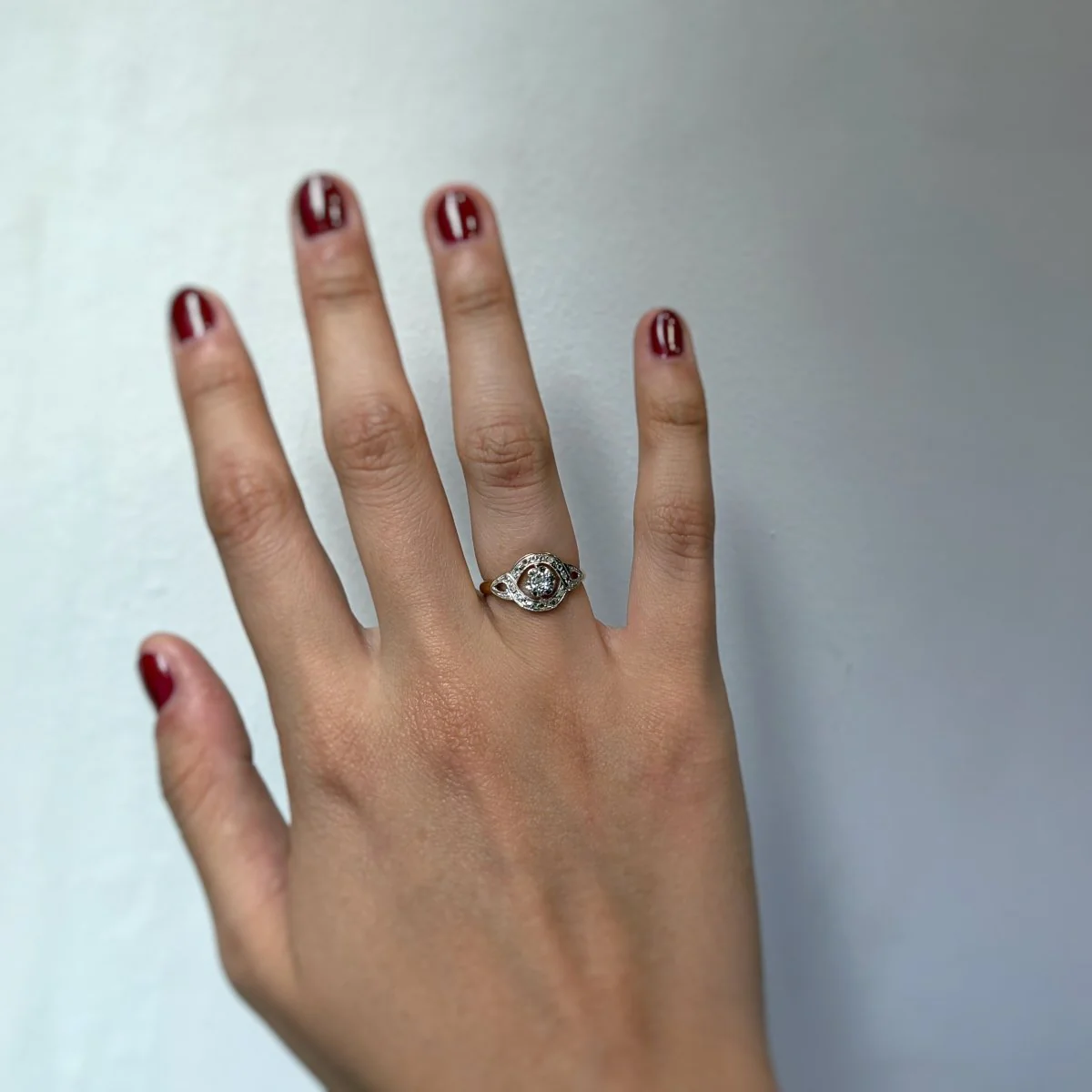 Bague Entourage en or jaune, platine et diamants - Image 2