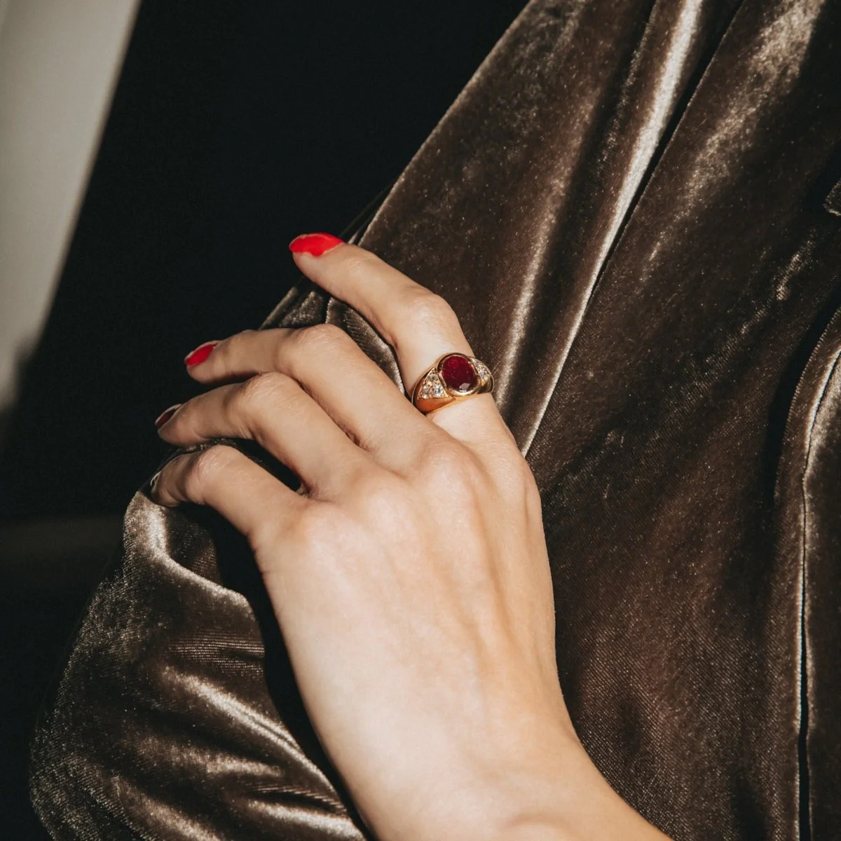 Bague en or jaune, rubis et diamants - Image 2