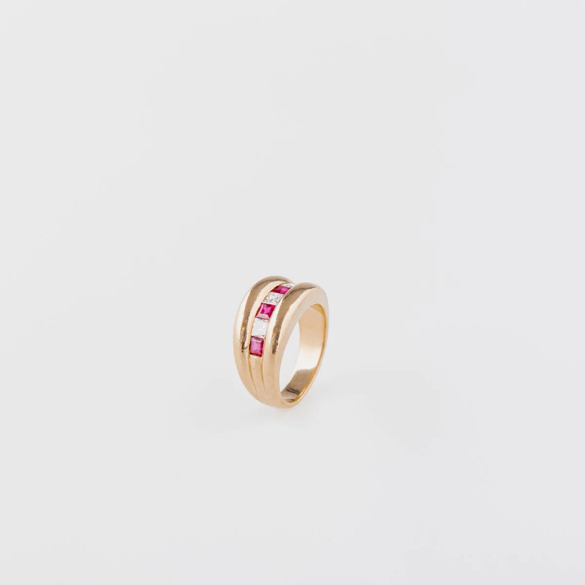 Bague en or jaune, rubis et diamants - Image 2