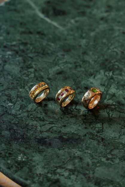 Bague en or jaune, rubis et diamants - Image 3