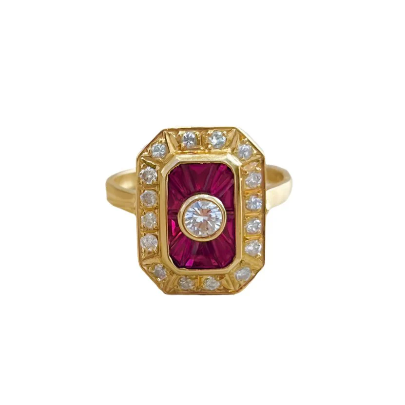 Bague en or jaune, rubis et diamants