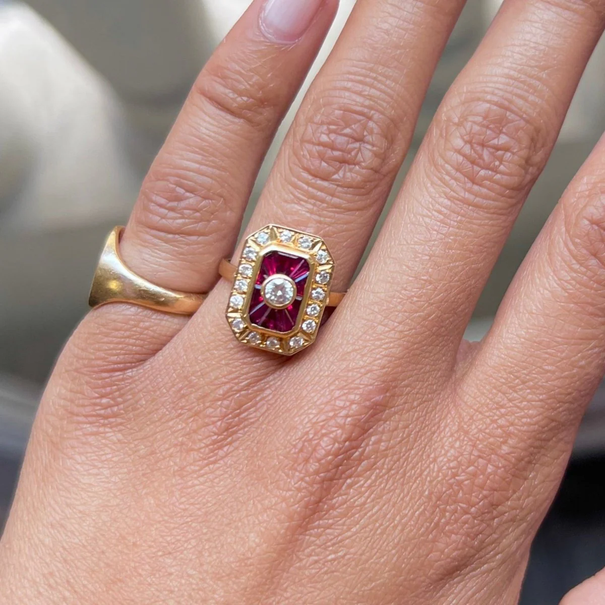 Bague en or jaune, rubis et diamants - Image 2