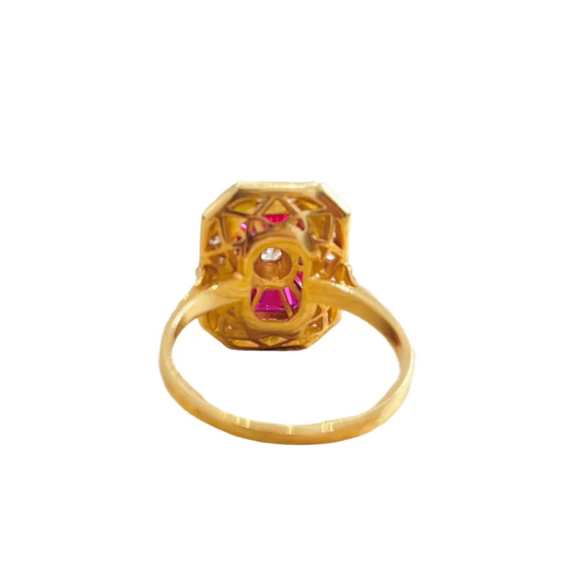Bague en or jaune, rubis et diamants - Image 4