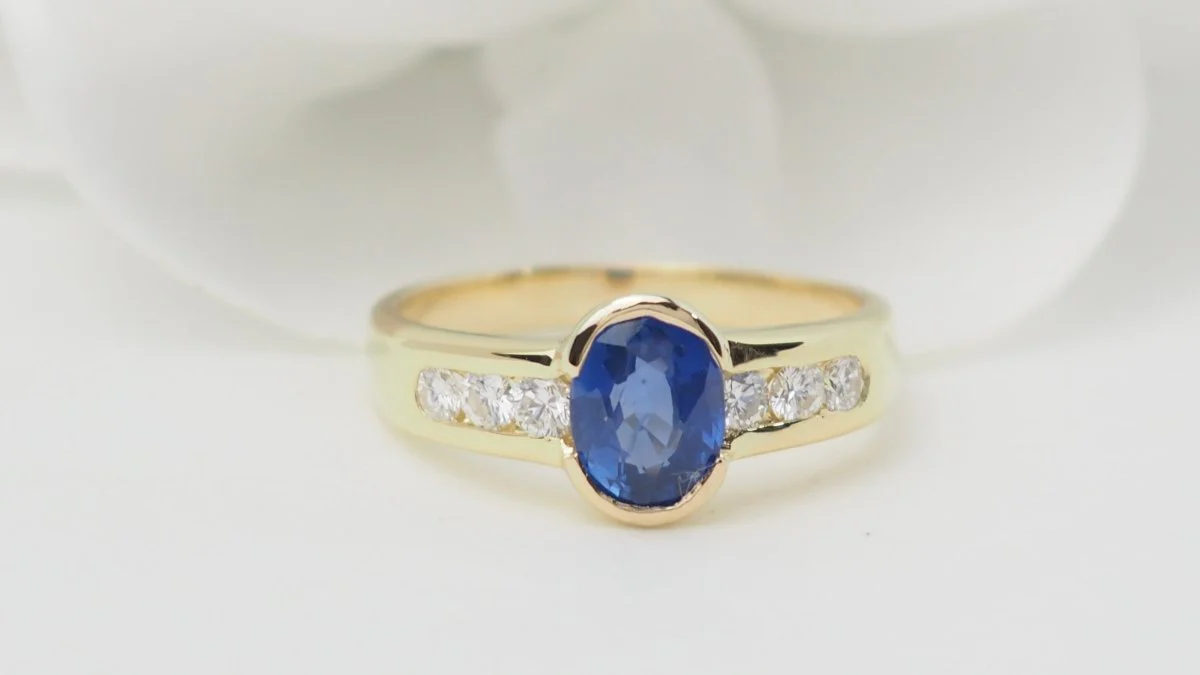 Bague Saphir de Ceylan en or jaune et diamants