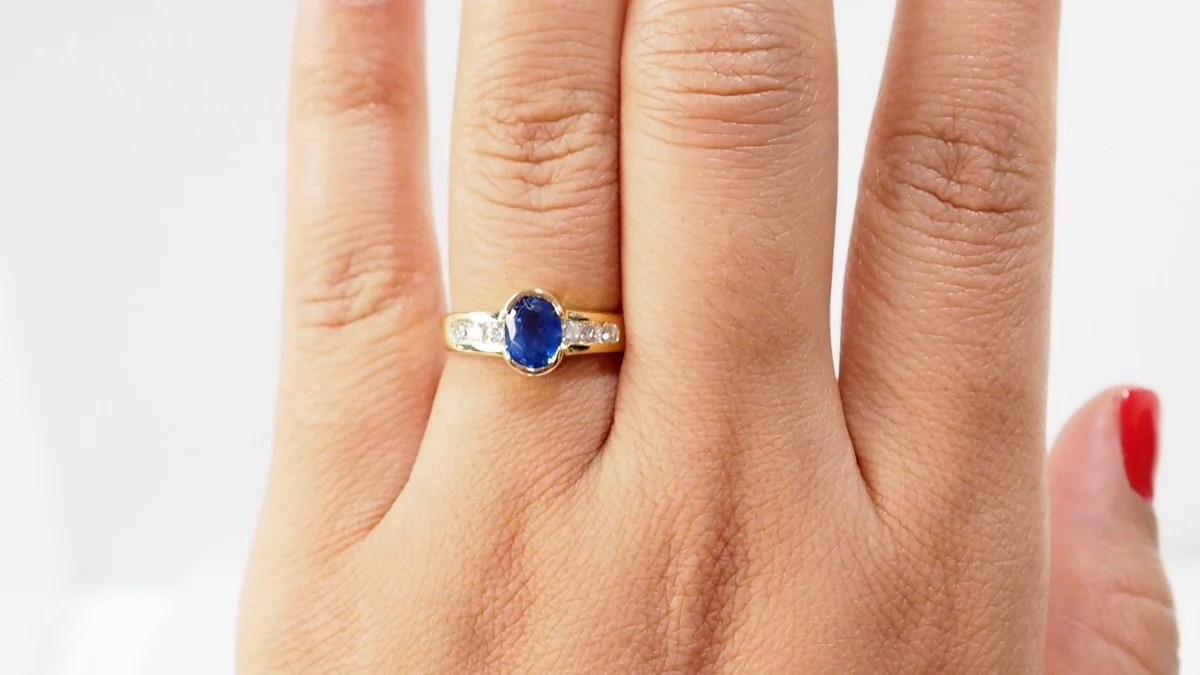 Bague Saphir de Ceylan en or jaune et diamants - Image 2