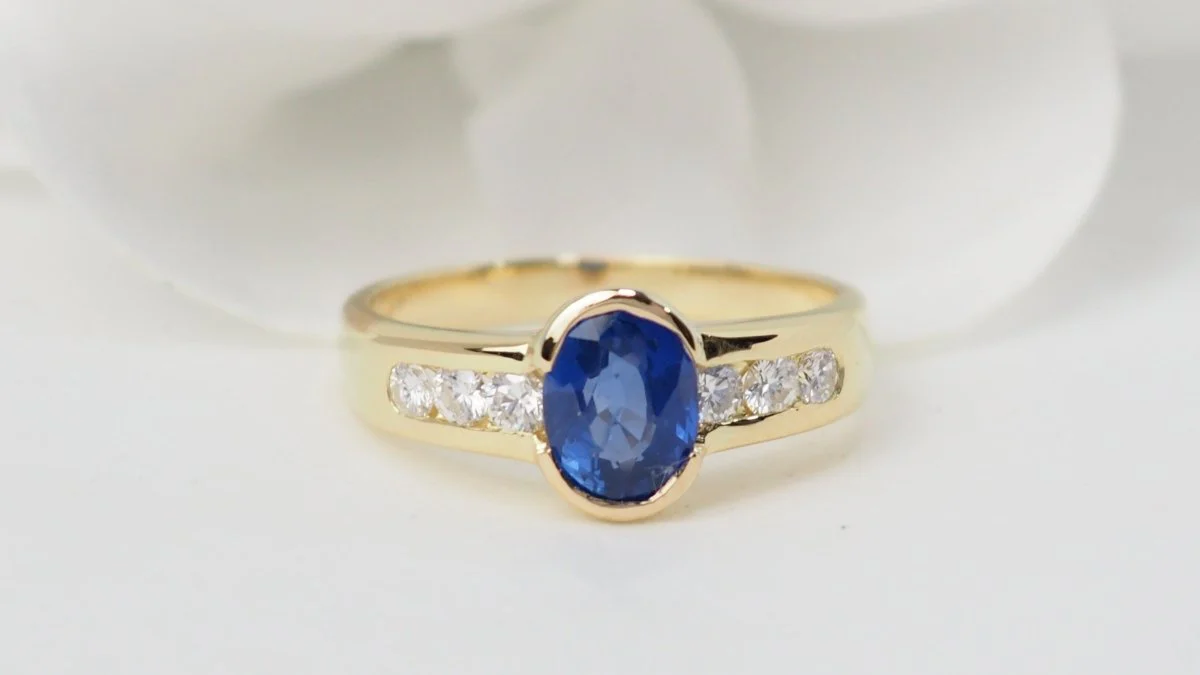 Bague Saphir de Ceylan en or jaune et diamants - Image 3