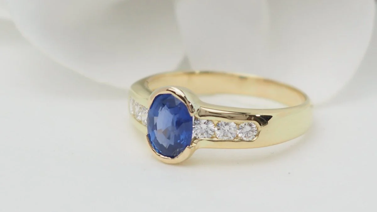 Bague Saphir de Ceylan en or jaune et diamants - Image 4