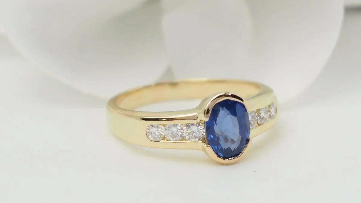 Bague Saphir de Ceylan en or jaune et diamants - Image 5