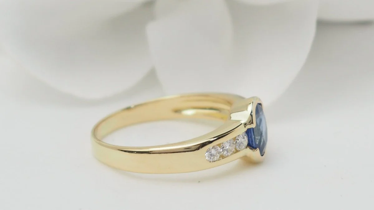 Bague Saphir de Ceylan en or jaune et diamants - Image 7