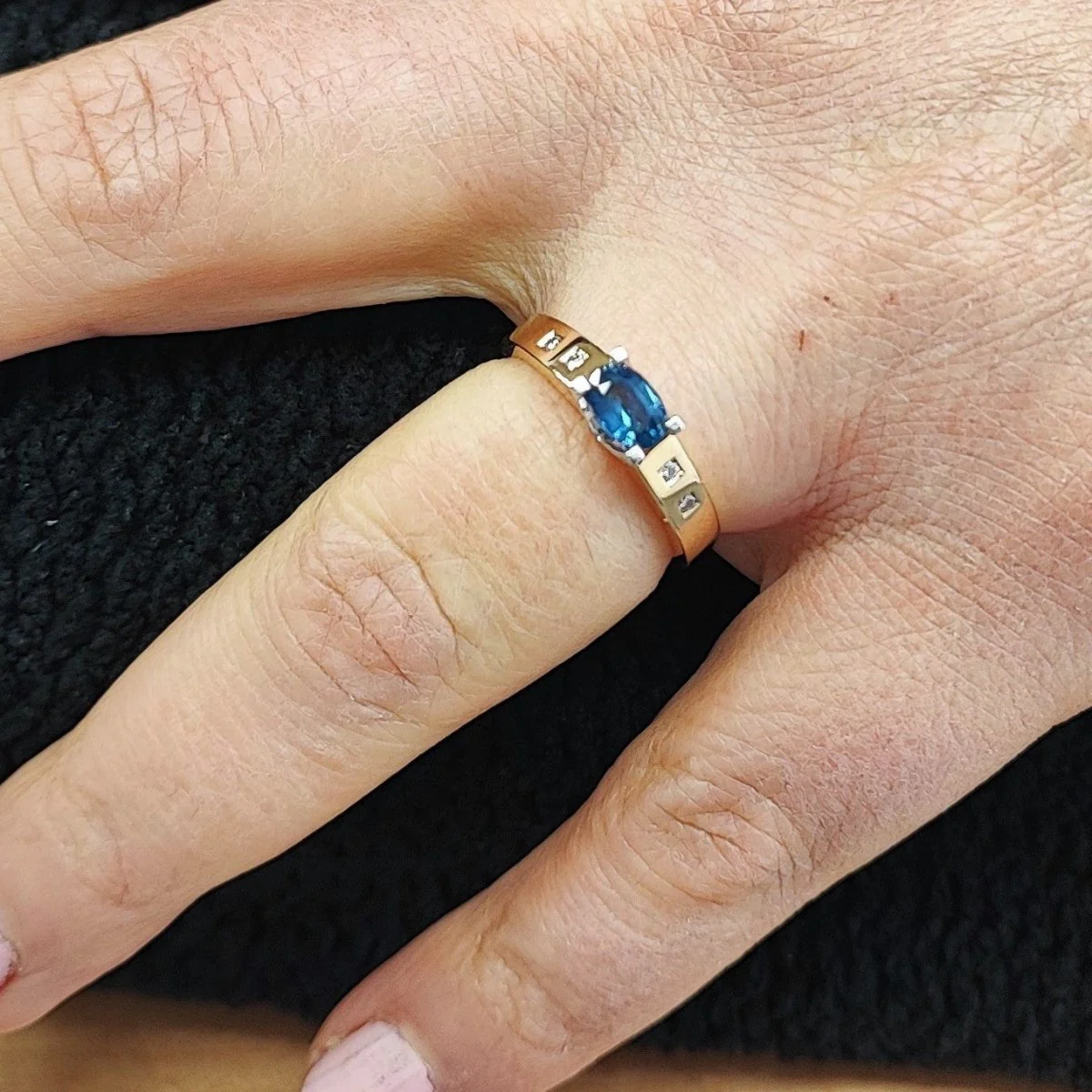 Bague en or jaune, saphir, et diamants - Image 2
