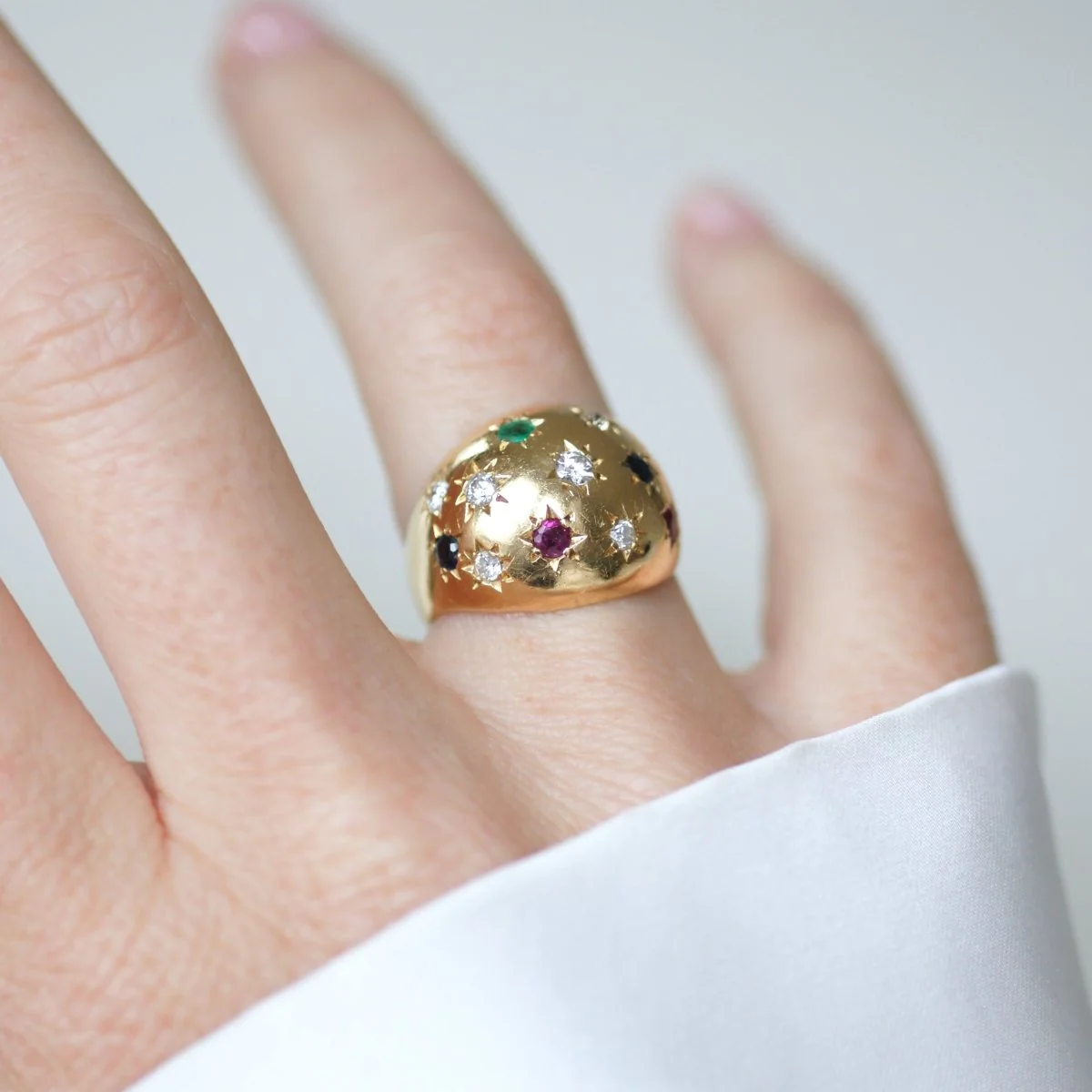 Bague Dôme en or jaune, saphirs, émeraudes, rubis et diamants - Image 2