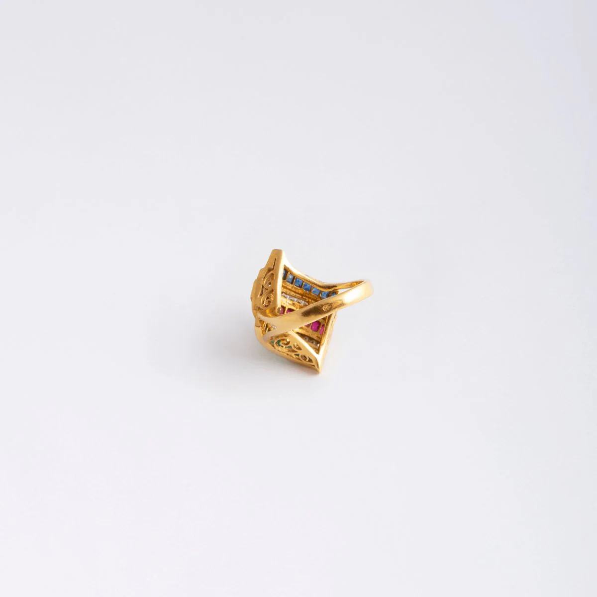 Bague en or jaune, saphirs, rubis et émeraudes - Image 4
