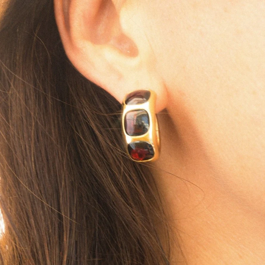 Boucles d'oreilles en or jaune de la maison Pomellato avec des cabochons de grenats - Image 2