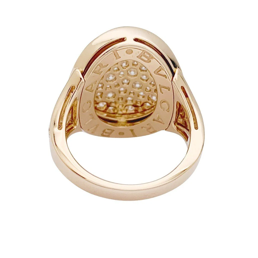 Bague BULGARI modèle "Bulgari Bulgari", en or rose et diamants - Image 4