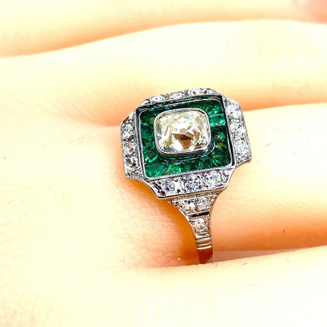 Bague Entourage en platine, émeraudes et diamants - Image 2