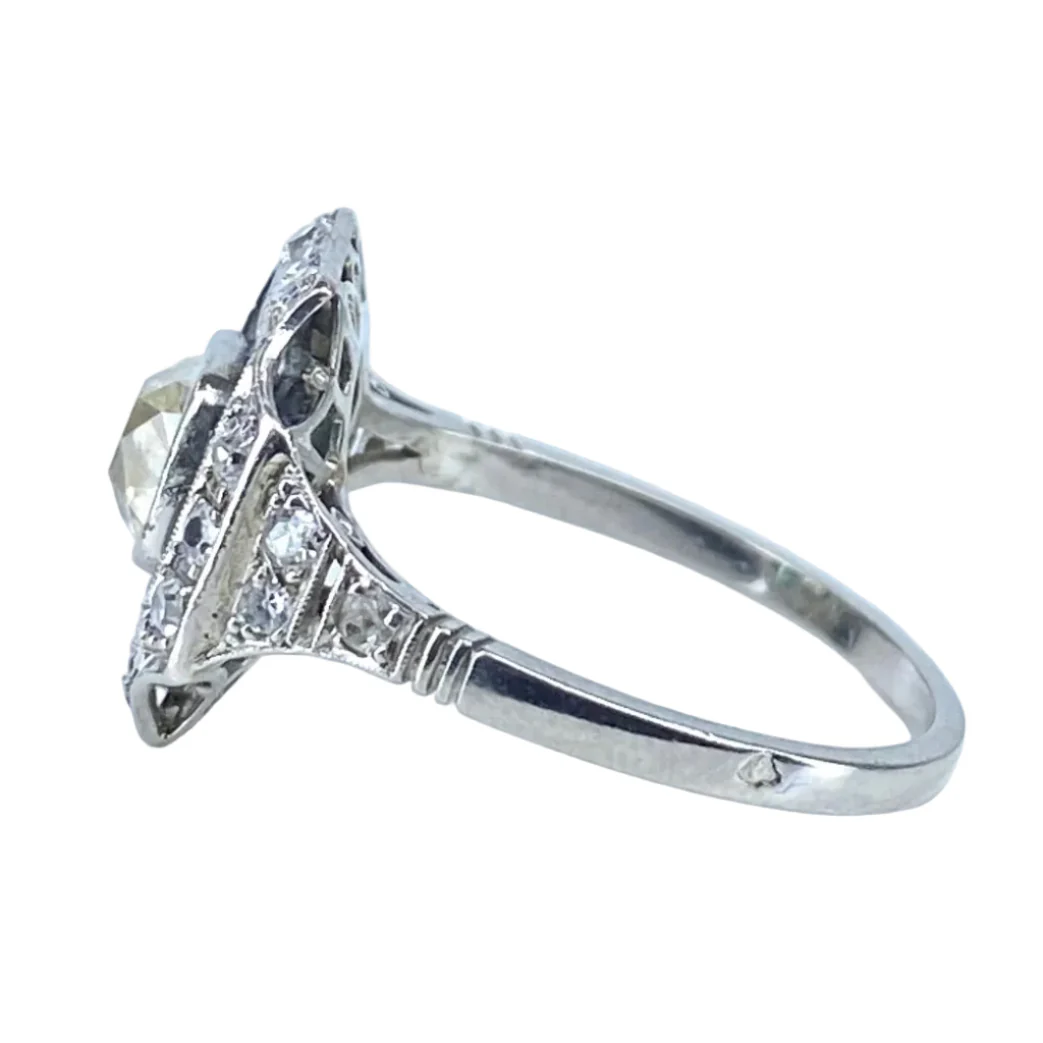 Bague Entourage en platine, émeraudes et diamants - Image 3