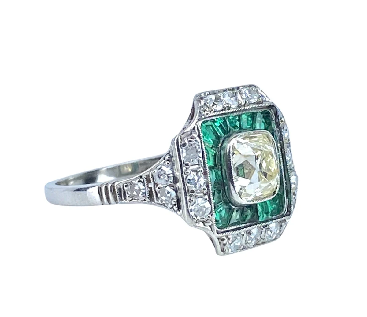 Bague Entourage en platine, émeraudes et diamants - Image 4