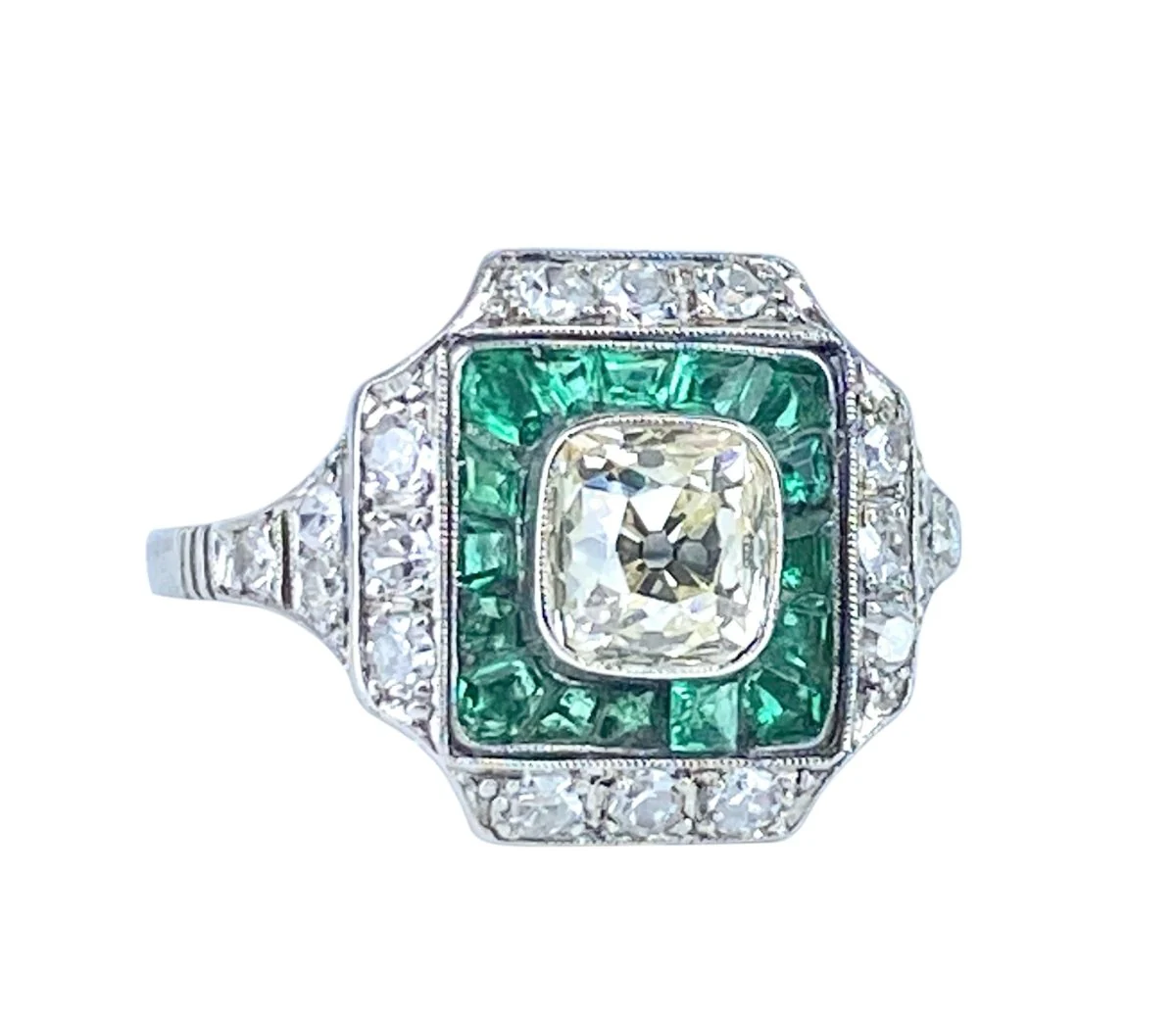 Bague Entourage en platine, émeraudes et diamants - Image 5