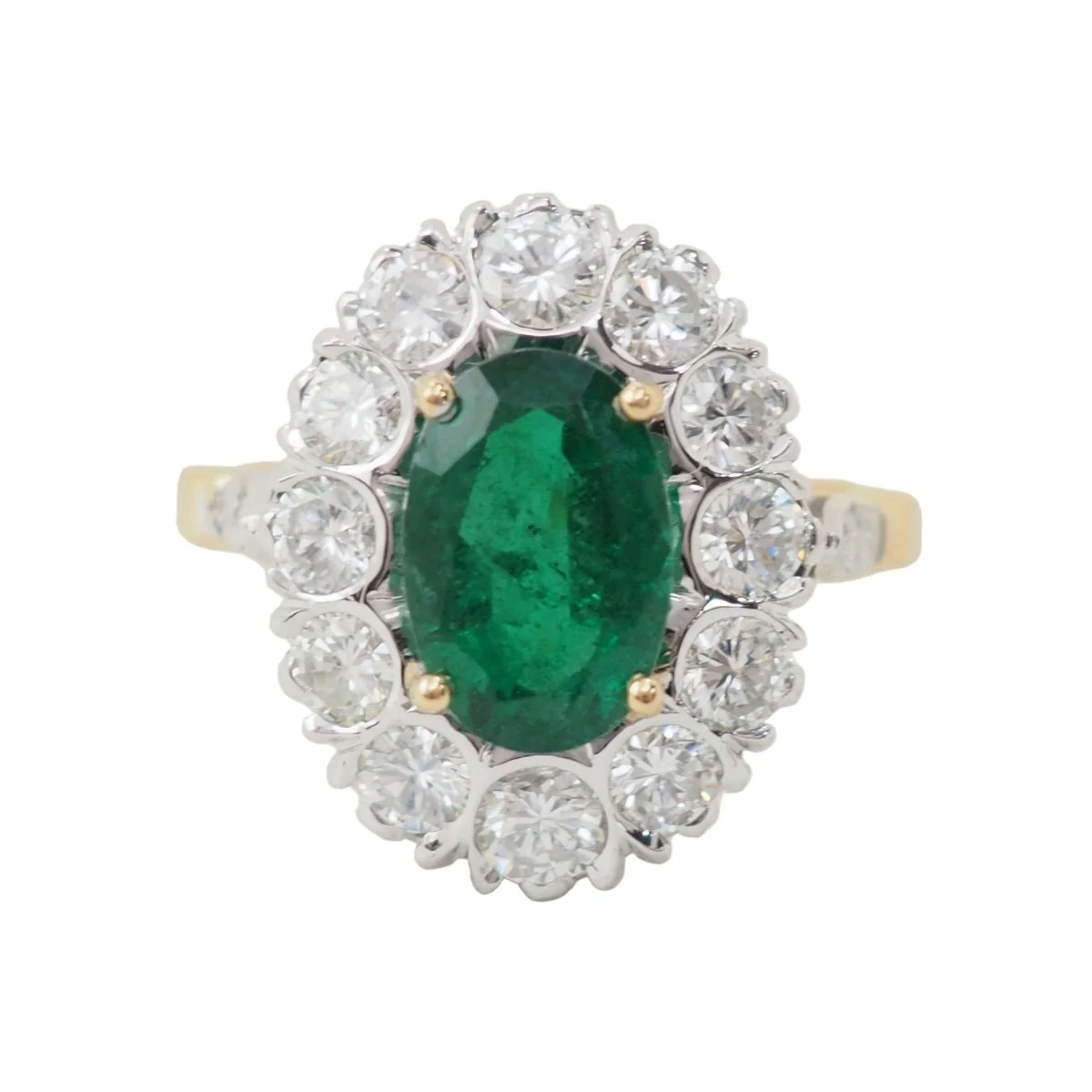 Bague entourage en or bicolore, émeraude et diamants