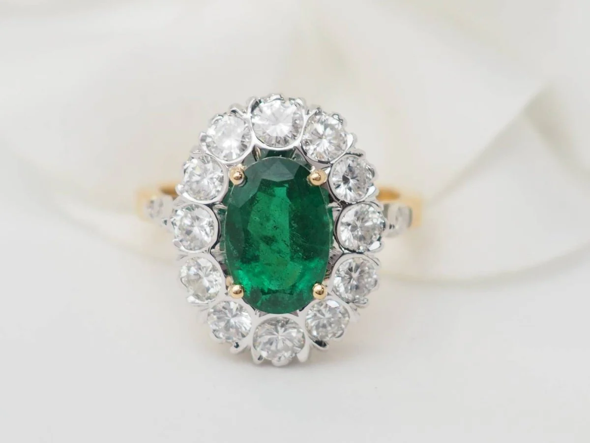 Bague entourage en or bicolore, émeraude et diamants - Image 4