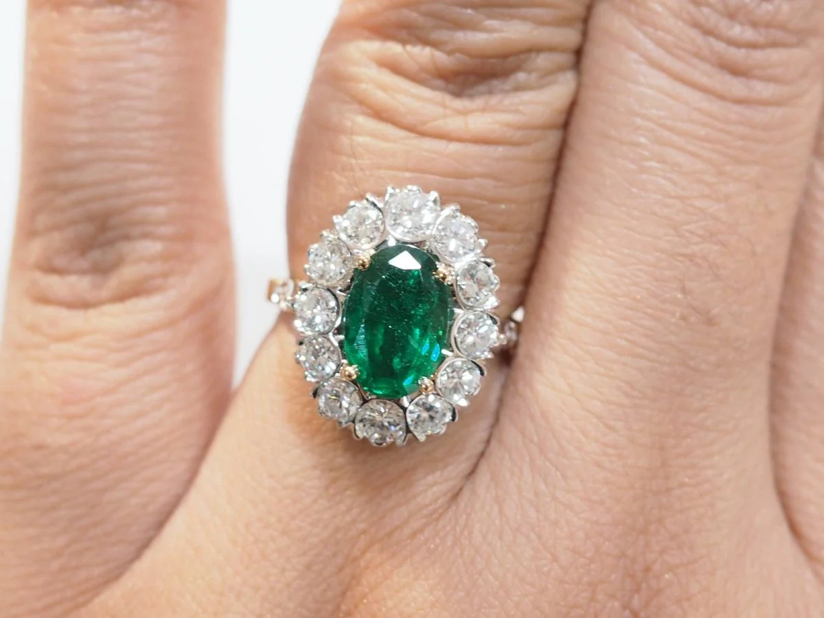 Bague entourage en or bicolore, émeraude et diamants - Image 5
