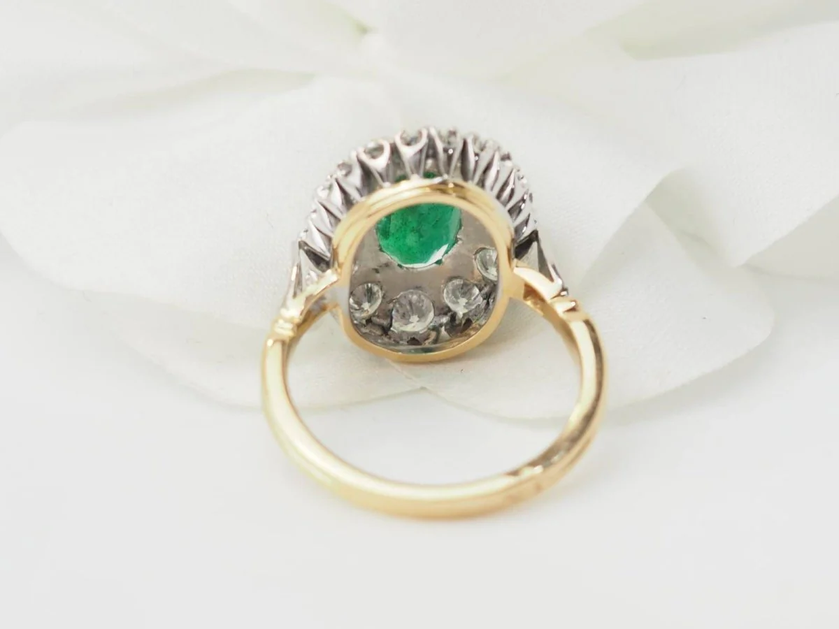 Bague entourage en or bicolore, émeraude et diamants - Image 6