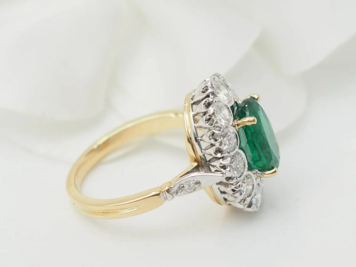 Bague entourage en or bicolore, émeraude et diamants - Image 7