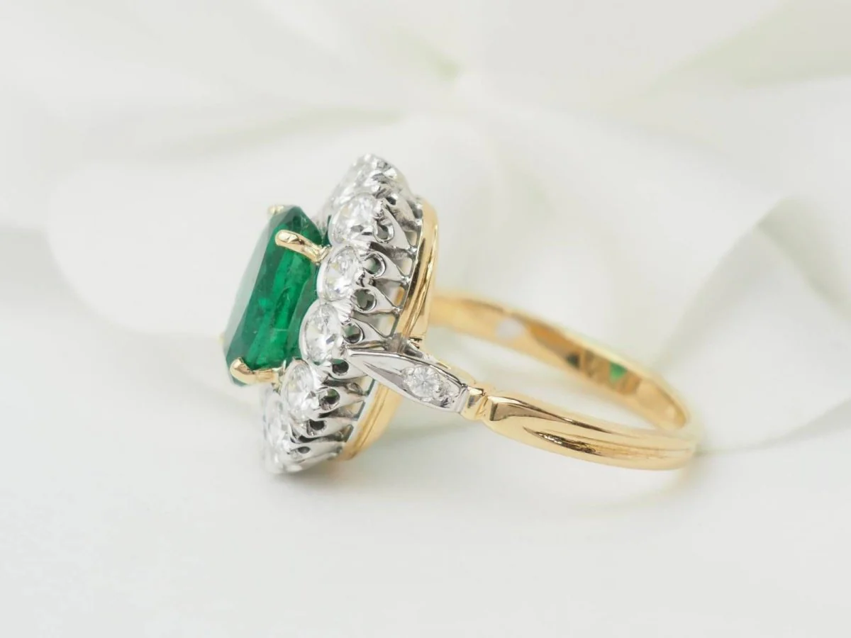 Bague entourage en or bicolore, émeraude et diamants - Image 8