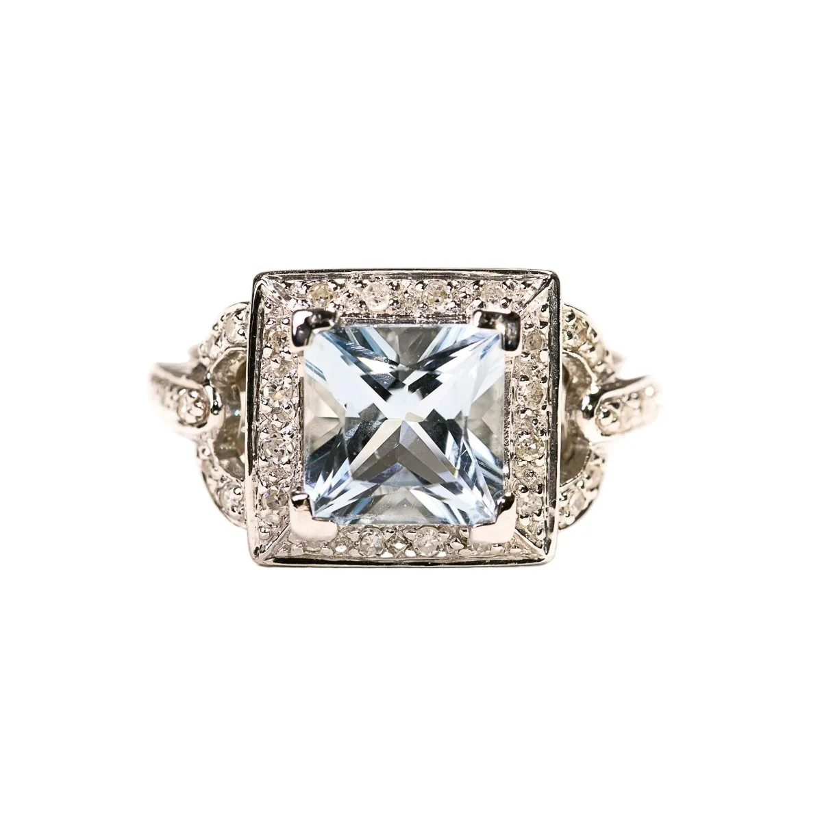 Bague Entourage en or blanc, aigue-marine et diamants