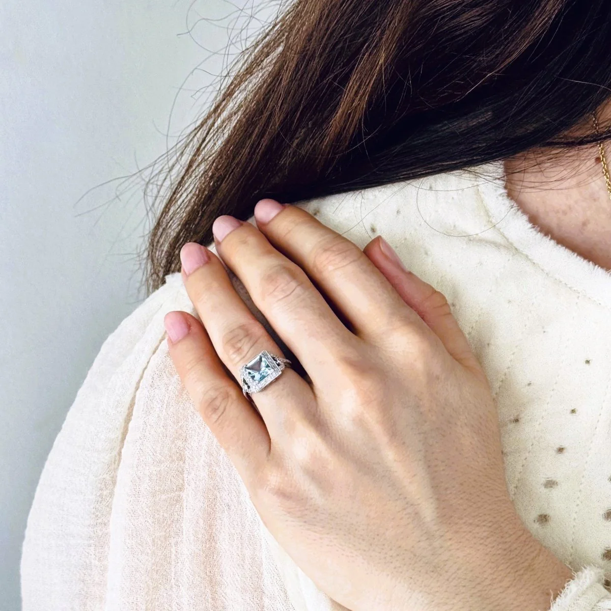 Bague Entourage en or blanc, aigue-marine et diamants - Image 2