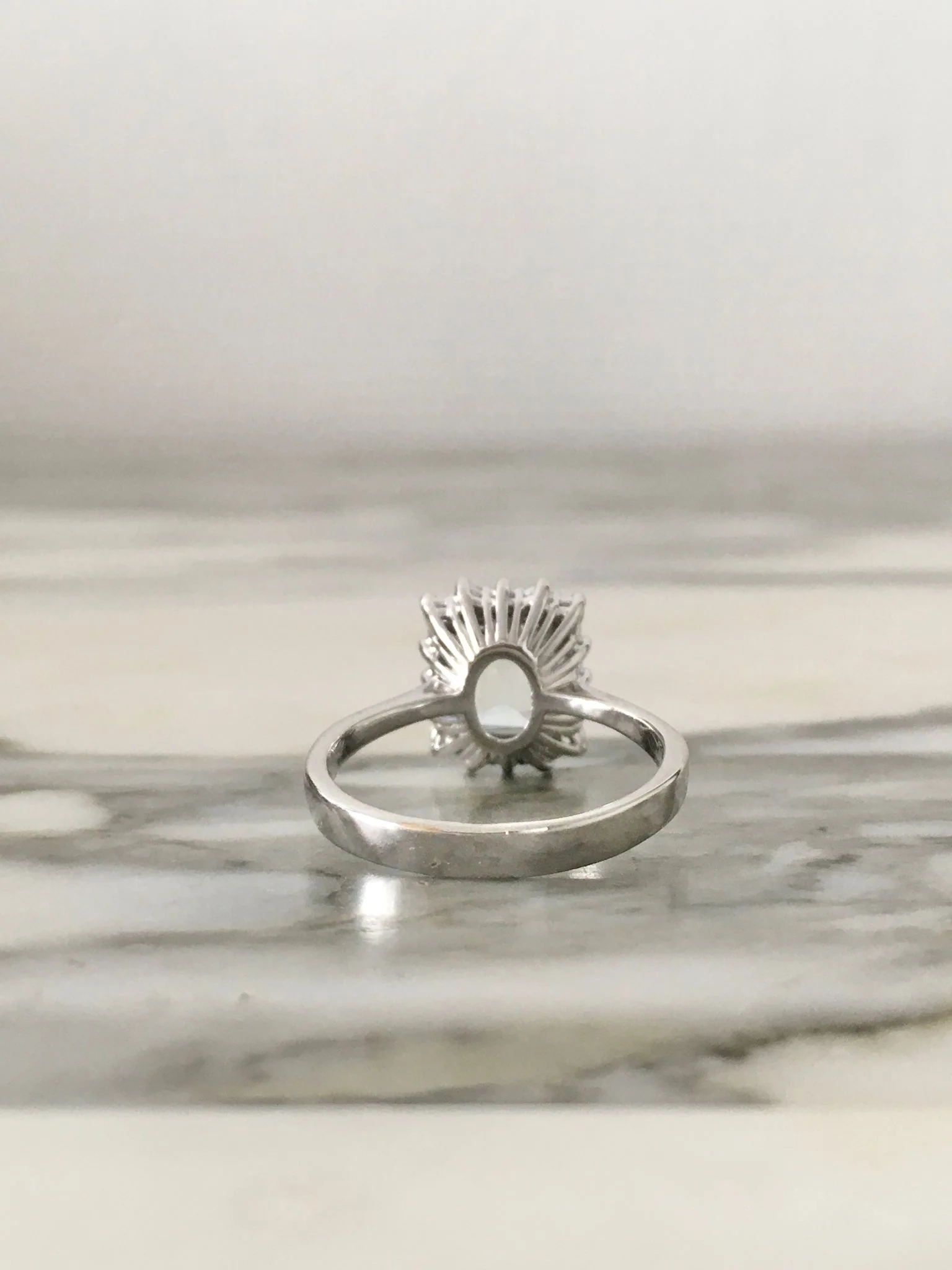 Bague Entourage en or blanc, aigue-marine et diamants - Image 5