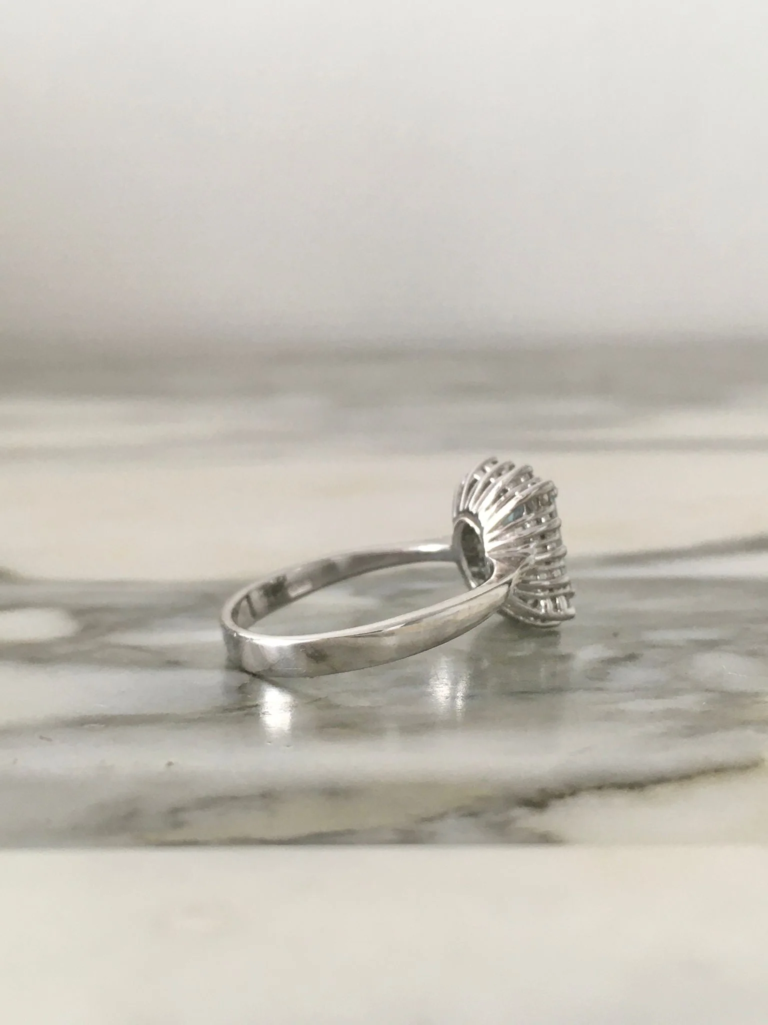 Bague Entourage en or blanc, aigue-marine et diamants - Image 6
