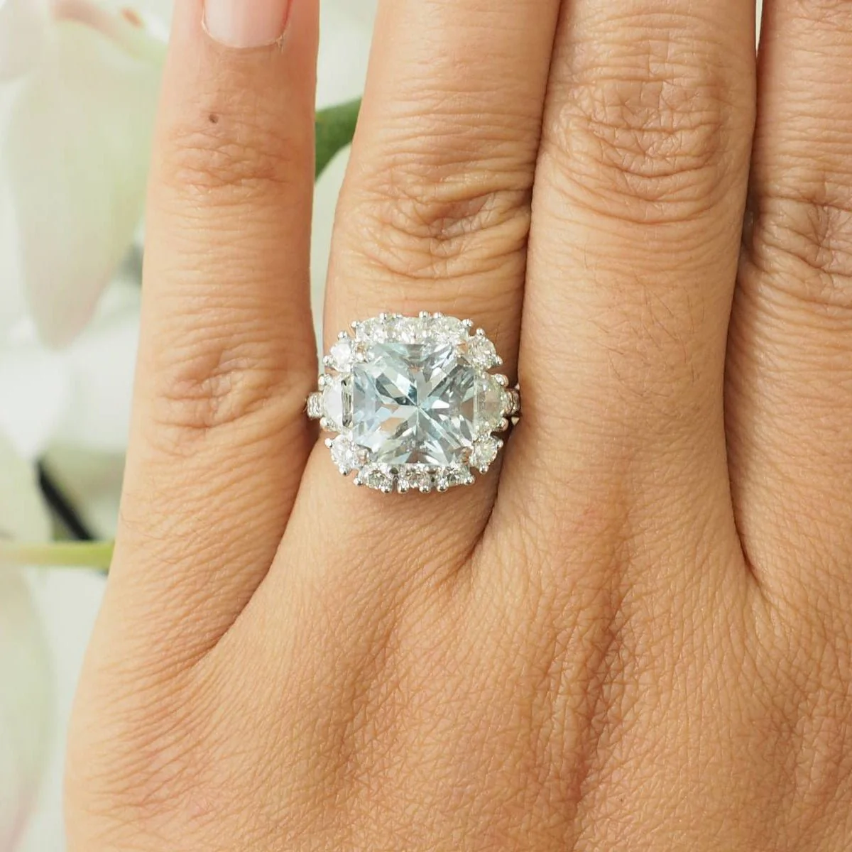 Bague Entourage en or blanc, aigue-marine et diamants - Image 2