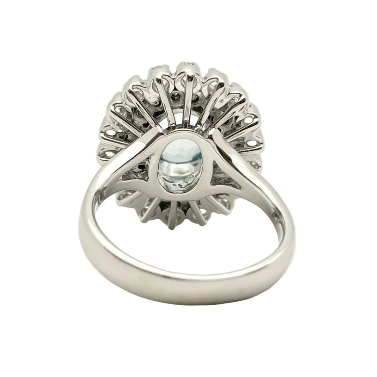 Bague Entourage en or blanc, aigue-marine et diamants - Image 4