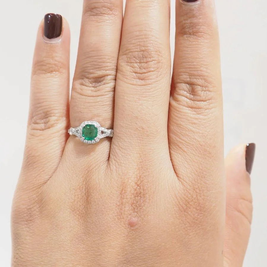 Bague Entourage en or blanc, émeraude et diamants - Image 2